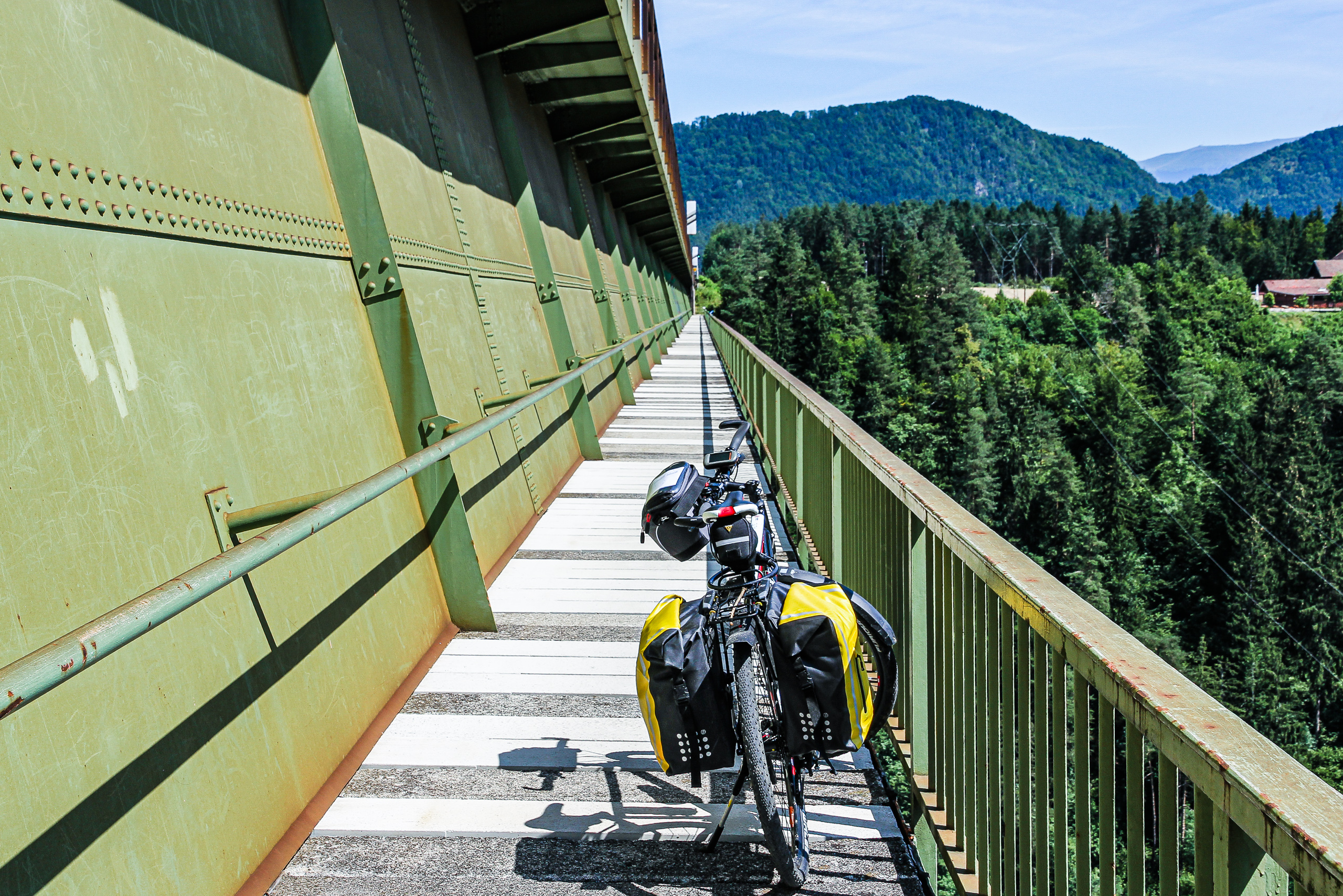 Am Fußgängersteig der Jauntal-Eisenbahnbrücke, schmal zwischen Träger und Geländer